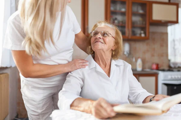 Fournir des soins aux personnes âgées — Photo