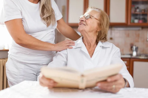 Providing care for elderly — Stock Photo, Image