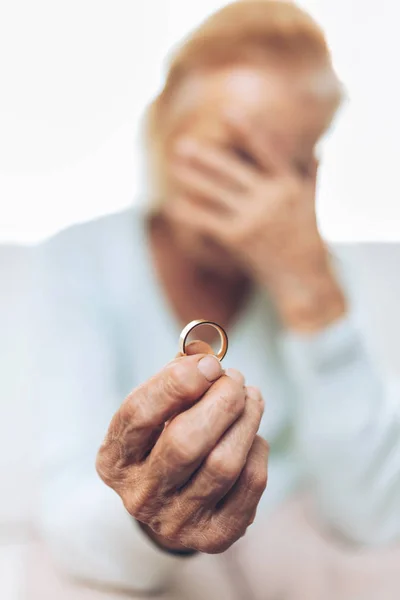 Gebroken hart bejaarde vrouw met een trouwring — Stockfoto