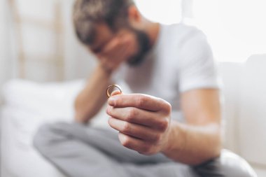 Bir alyans tutan kalbi kırık adam