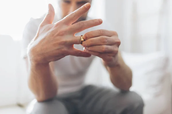 Hombre desconsolado sosteniendo un anillo de bodas — Foto de Stock