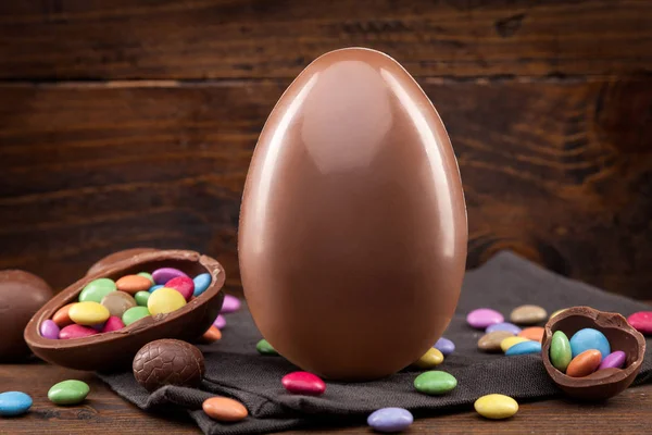 Ciocolată Ou de vacanță de Paște pe fundal rustic — Fotografie, imagine de stoc