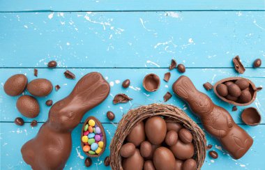 Çikolata Paskalya bunny, yumurta ve tatlılar rustik arka plan üzerinde