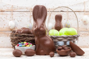 Çikolata Paskalya bunny, yumurta ve tatlılar rustik arka plan üzerinde