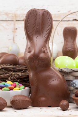 Çikolata Paskalya bunny, yumurta ve tatlılar rustik arka plan üzerinde