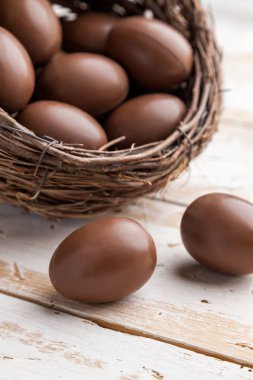 Çikolata Paskalya tatil yumurta üzerinde rustik artalanları