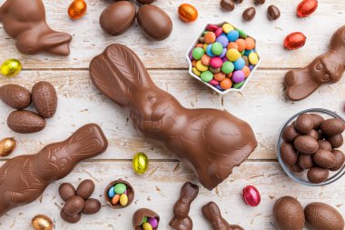 Çikolata Paskalya bunny, yumurta ve tatlılar rustik arka plan üzerinde