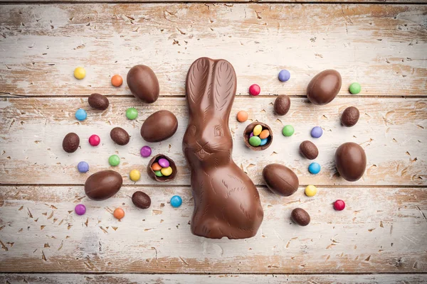 Çikolata Paskalya bunny, yumurta ve tatlılar rustik arka plan üzerinde