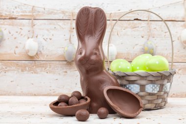 Çikolata Paskalya bunny, yumurta ve tatlılar rustik arka plan üzerinde