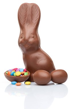 Çikolata Paskalya bunny, yumurta ve beyaz arka plan üzerinde tatlılar