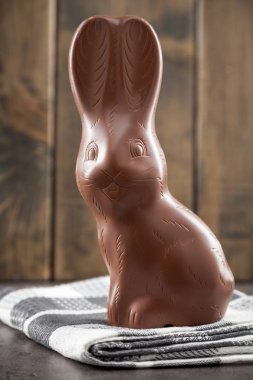 Çikolata Paskalya bunny, yumurta ve tatlılar rustik arka plan üzerinde