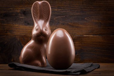 Çikolata Paskalya bunny, yumurta ve tatlılar rustik arka plan üzerinde