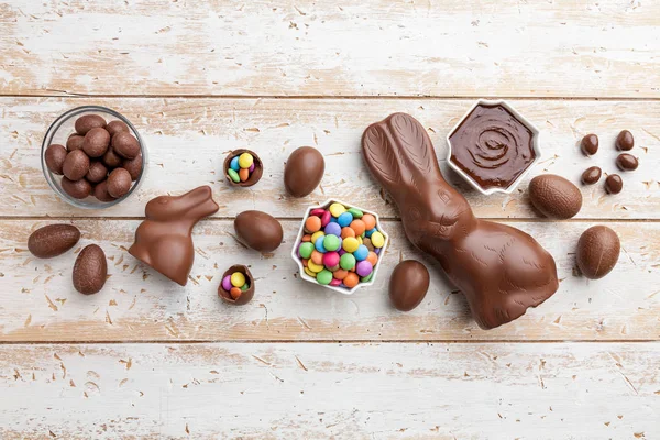 Choklad Easter bunny, ägg och godis på rustika bakgrund — Stockfoto