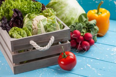 Rustik arka plan üzerinde taze organik sebze