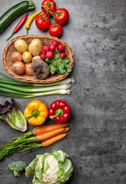 Rustik arka plan üzerinde taze organik sebze