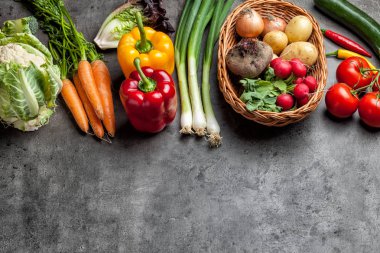 Rustik arka plan üzerinde taze organik sebze