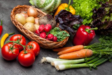 Rustik arka plan üzerinde taze organik sebze