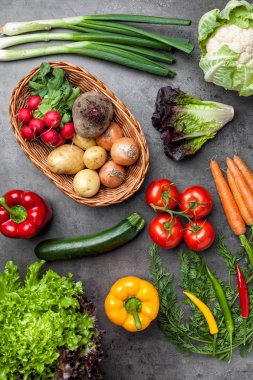 Rustik arka plan üzerinde taze organik sebze