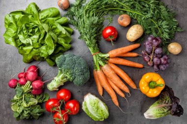 Rustik arka plan üzerinde taze organik sebze