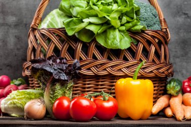 Rustik arka plan üzerinde taze organik sebze