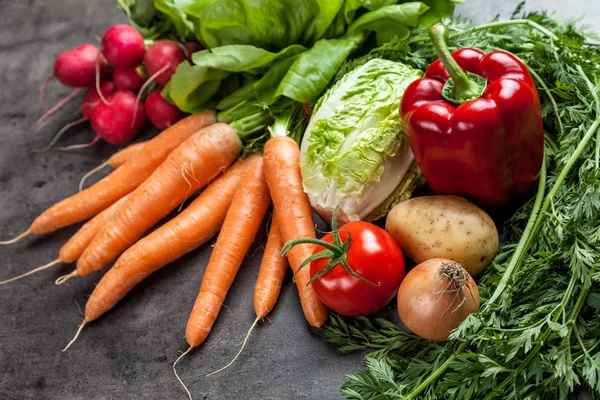 Verduras orgánicas frescas sobre fondo rústico — Foto de Stock