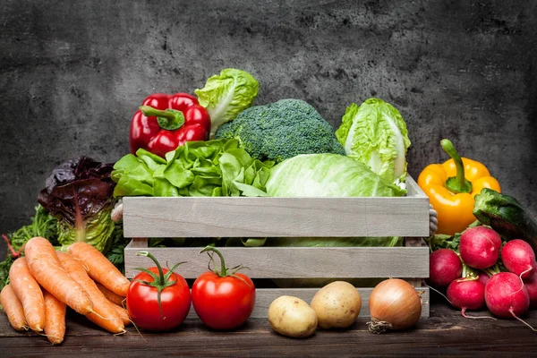 Fresh organic vegetables on rustic background — Stock Photo, Image
