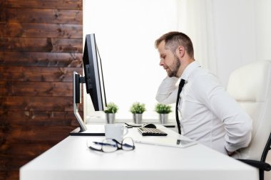 Bütün gün masada oturmaktan acı ile Ofis çalışanı