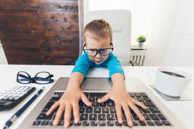 Bir dizüstü bilgisayar kullanarak gözlük ile Sevimli çocuk