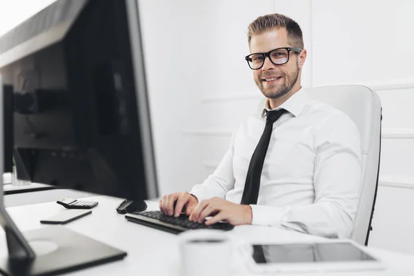 Succesvolle zakenman werken in zijn kantoor — Stockfoto