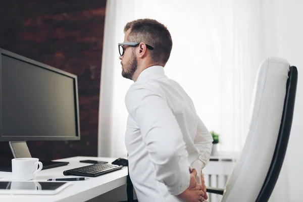 Büroangestellte mit Schmerzen, wenn sie den ganzen Tag am Schreibtisch sitzt — Stockfoto