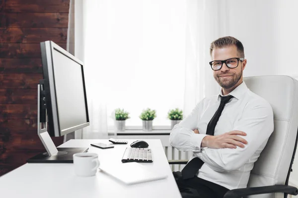 Empresário de sucesso trabalhando em seu escritório — Fotografia de Stock