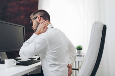 Bütün gün masada oturmaktan acı ile Ofis çalışanı