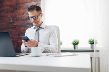 Onun ofisinde çalışan başarılı iş adamı 