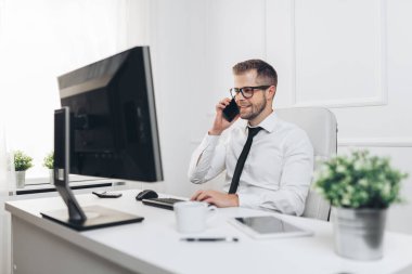 Onun ofisinde çalışan başarılı iş adamı 