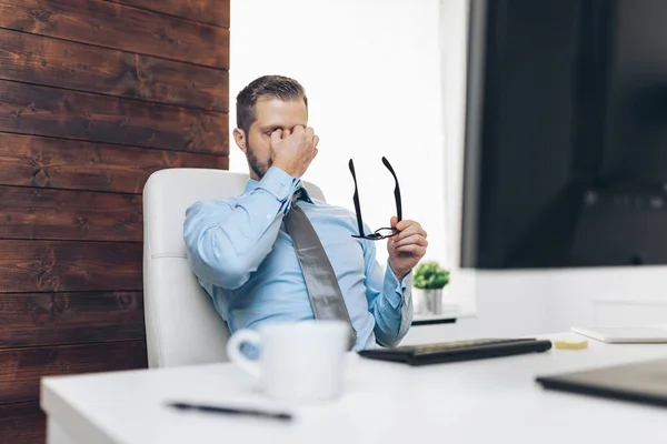 Müder Geschäftsmann von hoher Arbeitsbelastung — Stockfoto