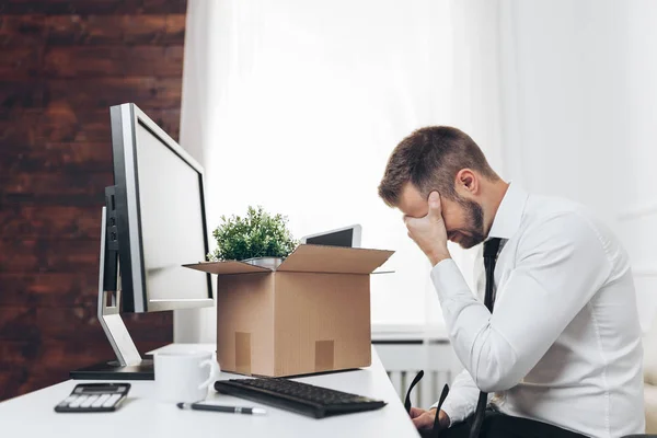 Zakenman clearing zijn Bureau na te zijn ontslagen — Stockfoto