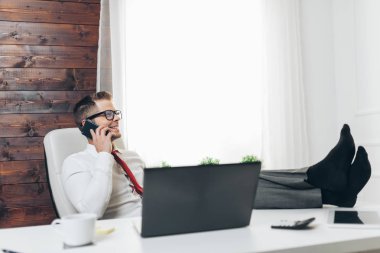 Onun ofisinde çalışan başarılı iş adamı 