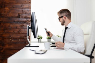 Onun ofisinde çalışan başarılı iş adamı 