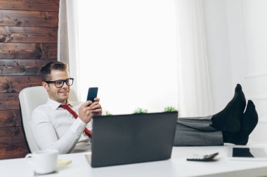 Onun ofisinde çalışan başarılı iş adamı 