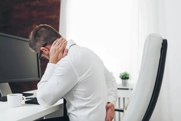 Kantoormedewerker met pijn van zittend op Bureau de hele dag — Stockfoto