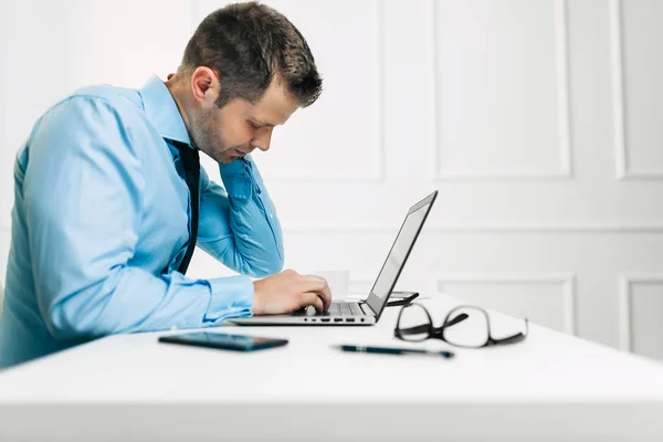 Kantoormedewerker Met Rugpijn Van Zittend Bureau Hele Dag — Stockfoto