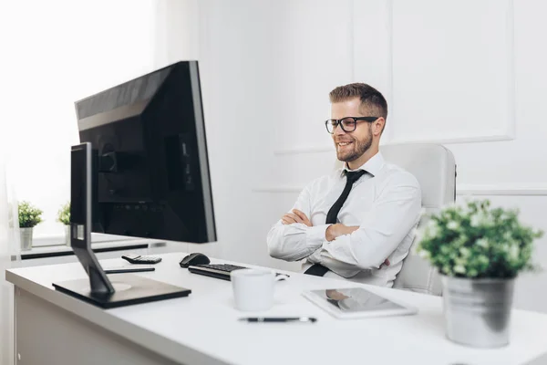 Succesvolle zakenman werken in zijn kantoor — Stockfoto