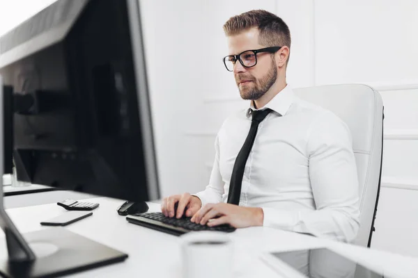 Empresário de sucesso trabalhando em seu escritório — Fotografia de Stock