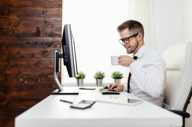 Onun ofisinde çalışan başarılı iş adamı