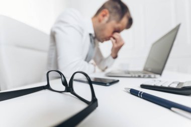 Ağır iş yükünden yorgun işadamı