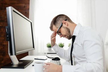 Ağır iş yükünden yorgun işadamı