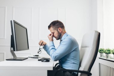 Ağır iş yükünden yorgun işadamı