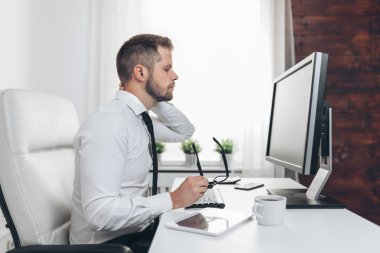 Bütün gün masada oturmaktan acı ile Ofis çalışanı