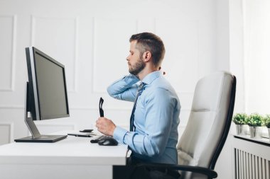 Bütün gün masada oturmaktan acı ile Ofis çalışanı