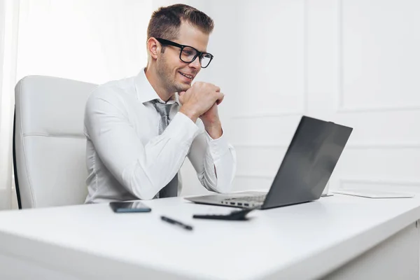 Empresário de sucesso trabalhando em seu escritório — Fotografia de Stock